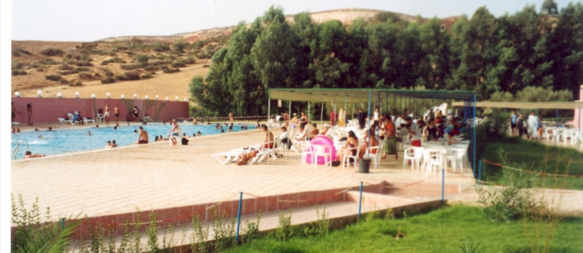 une belle piscine (50m x12), un parc de jeux pour enfants et deux grands parkings bien aménagés pour les visiteurs motorisés